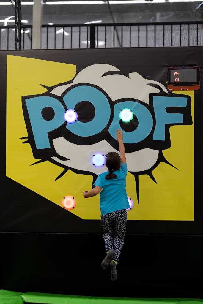 Gra przy podświetlanej ścianie POFF w Just Fun