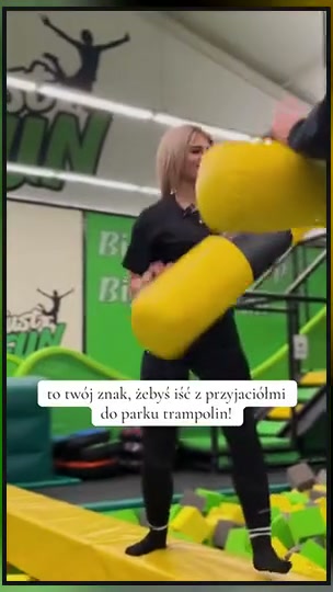 Zabawa na równoważni z piankowymi wałkami