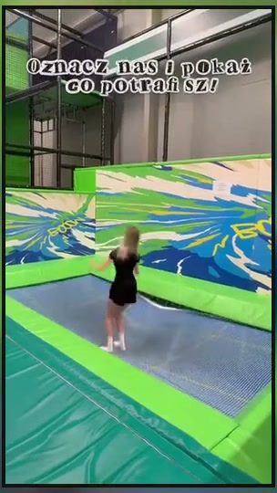 Dziewczynka skacząca na trampolinie przy ścianie