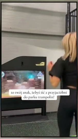 Gracz na trampolinie przed ekranem Valo Jump